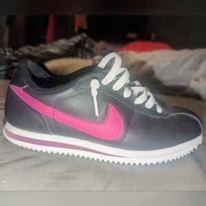 Vintage 2009 Nike Women's Black and Pink Cortez Size 8